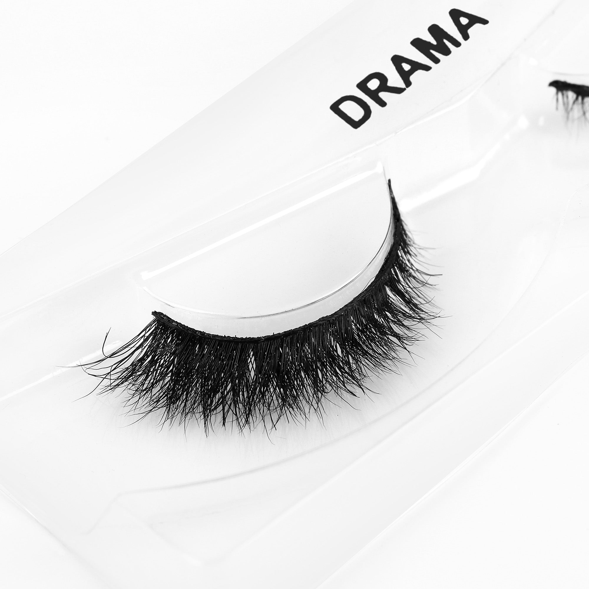 NATURAL LUXE EYELASHES