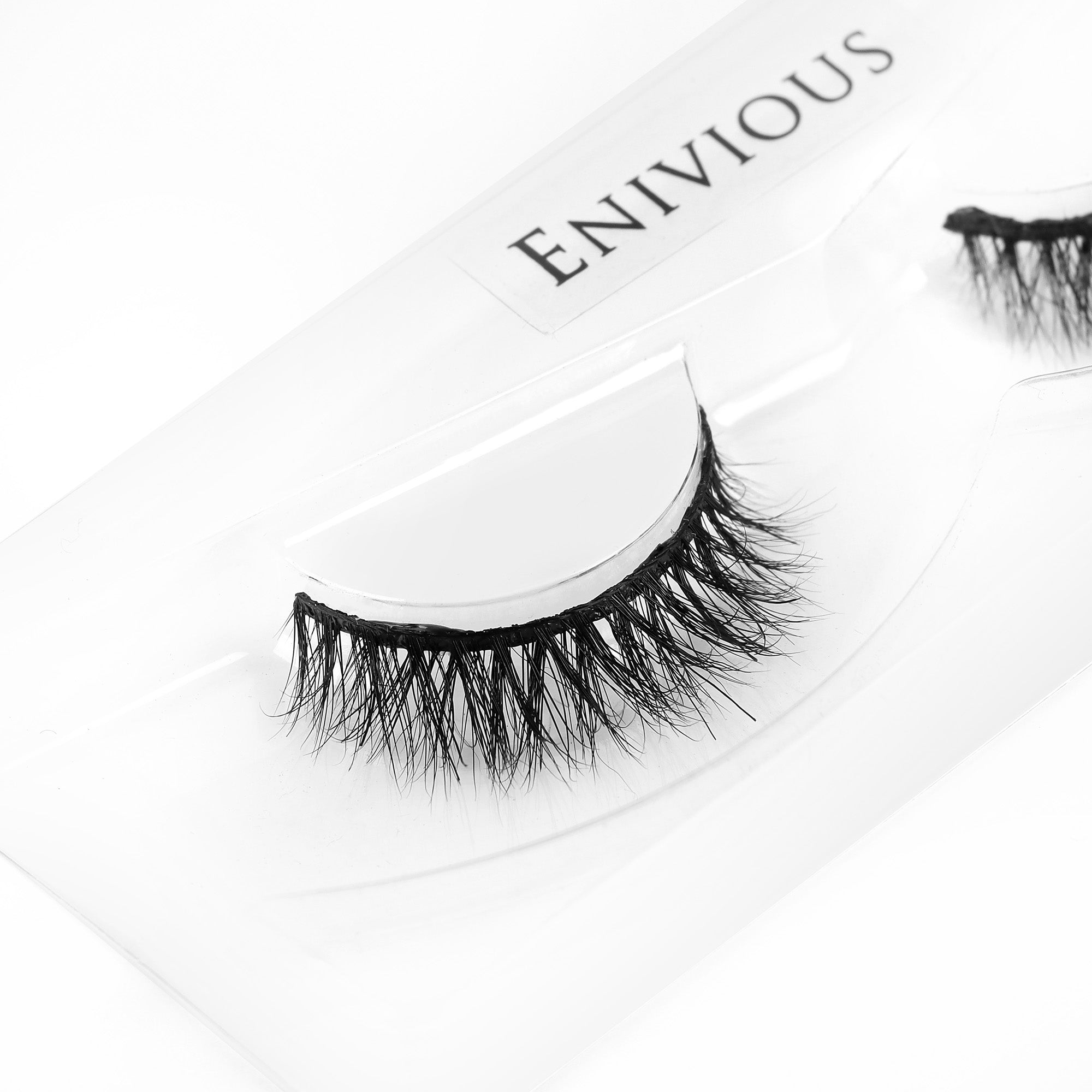 NATURAL LUXE EYELASHES