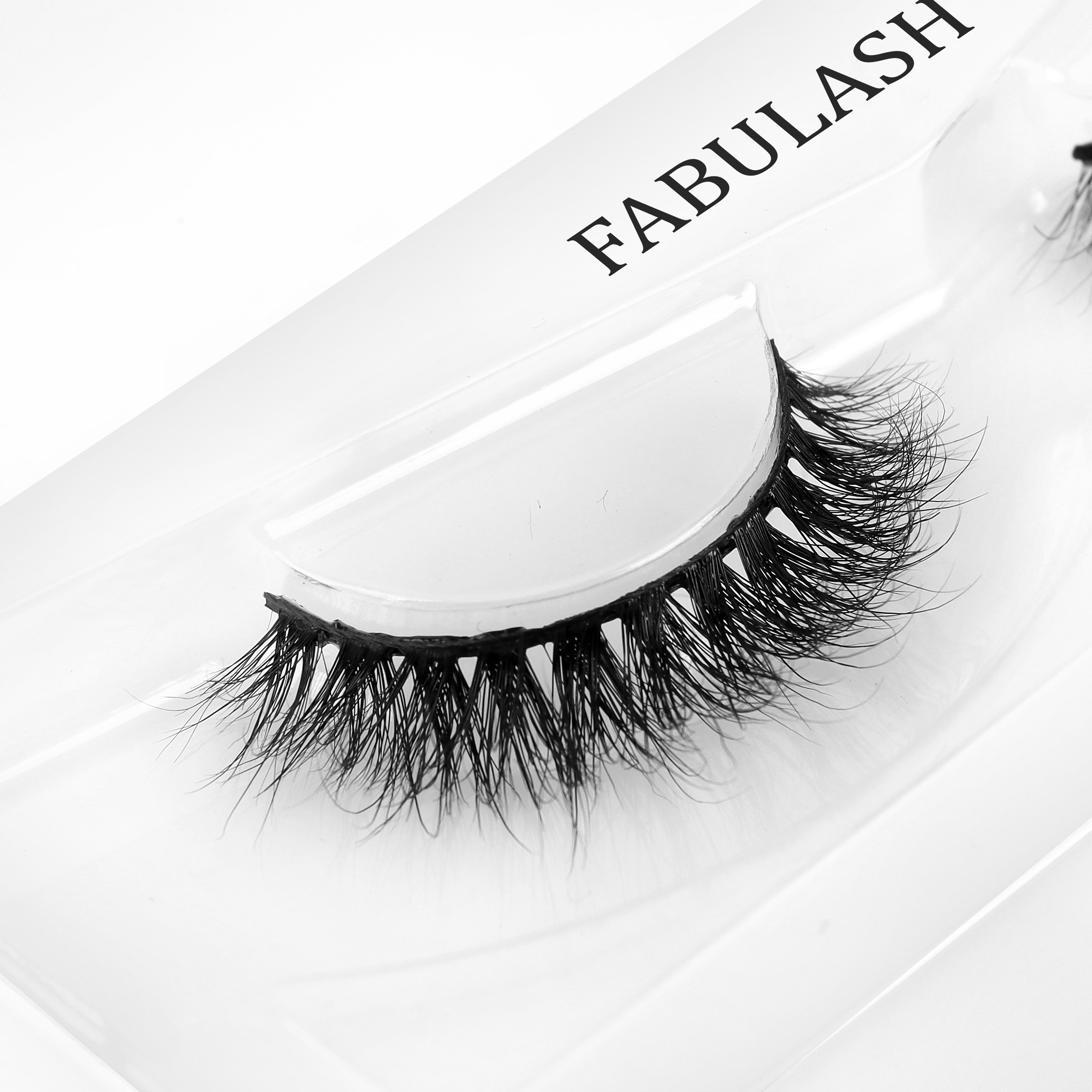 NATURAL LUXE EYELASHES
