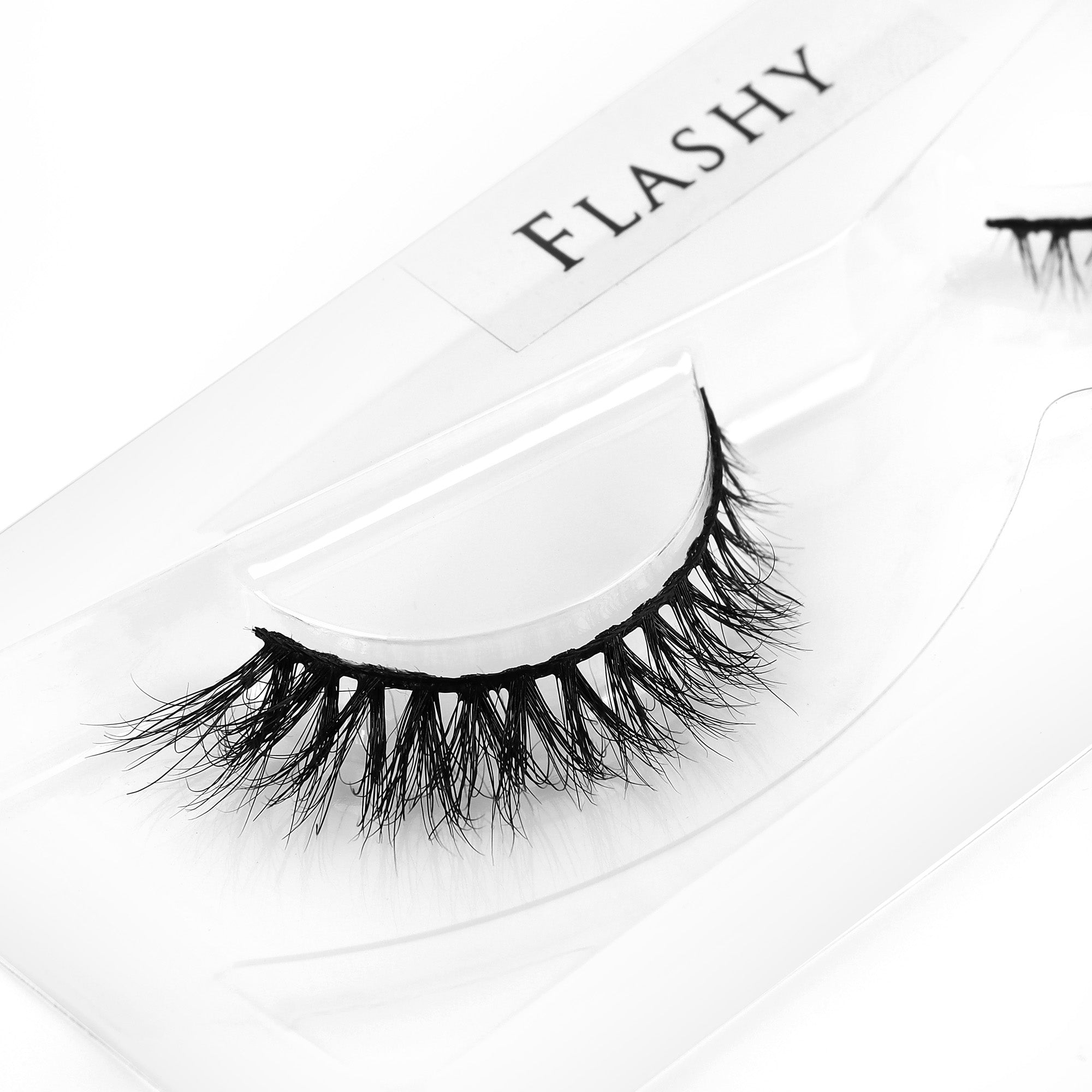 NATURAL LUXE EYELASHES