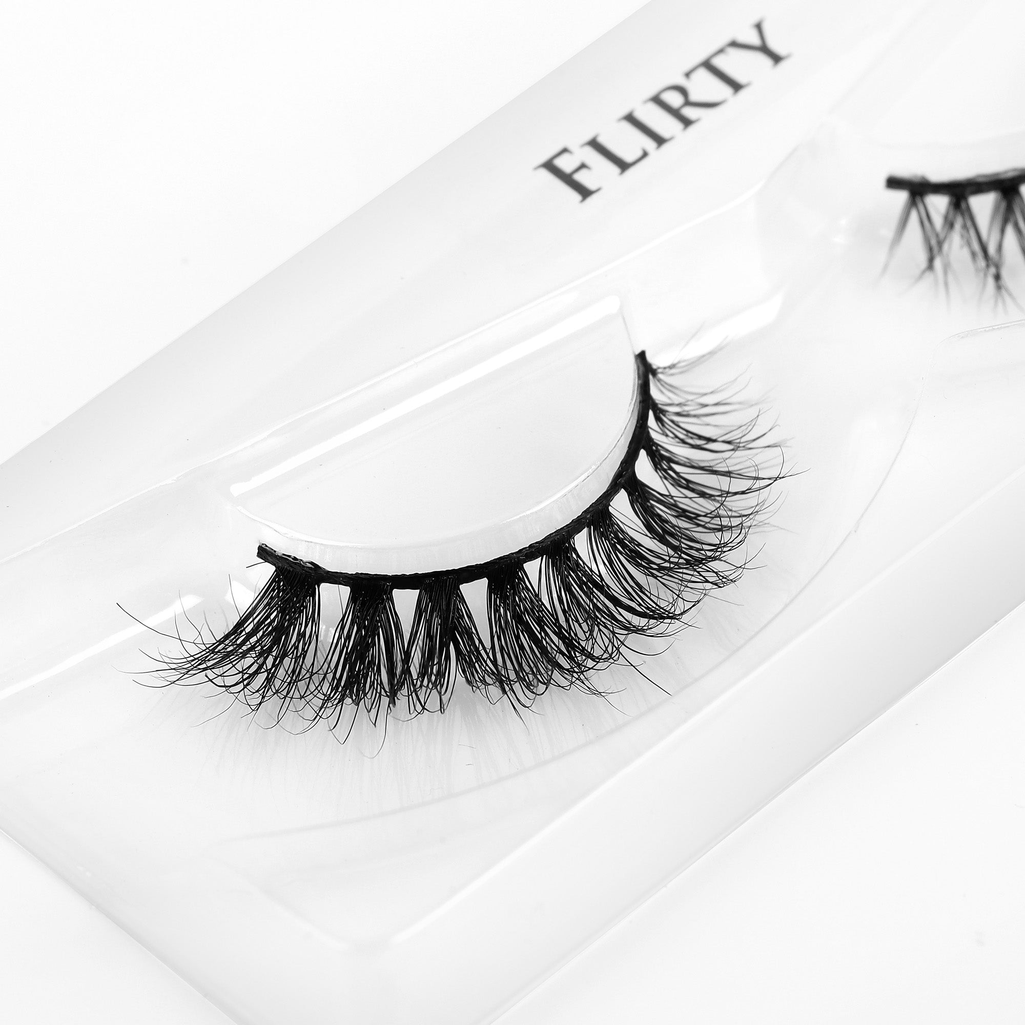 NATURAL LUXE EYELASHES