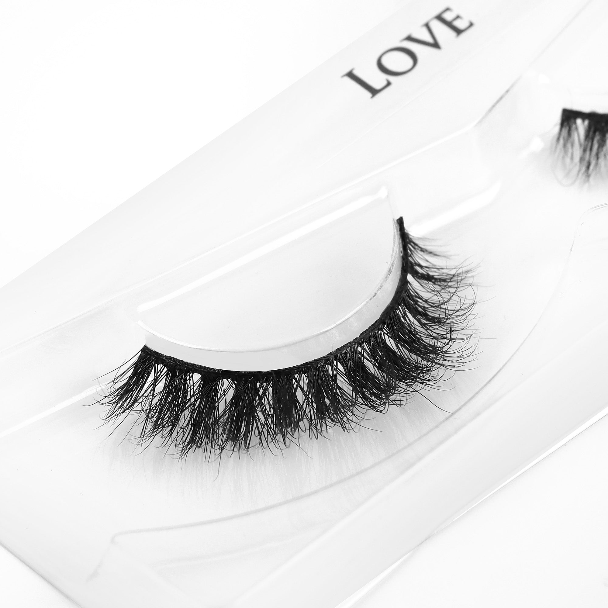 NATURAL LUXE EYELASHES