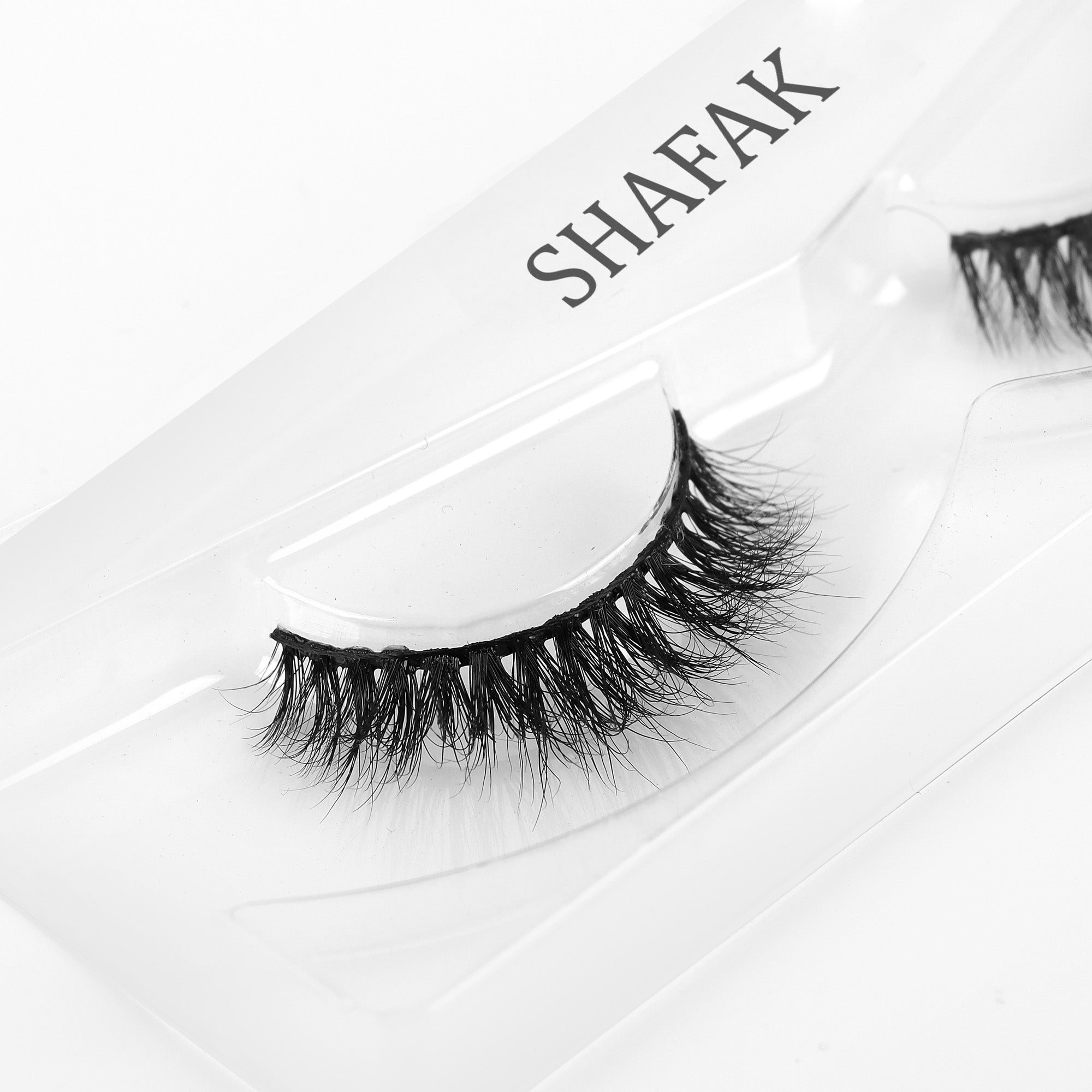 NATURAL LUXE EYELASHES